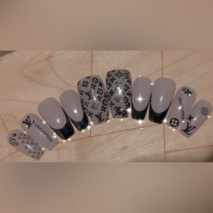 LVv Shorties Press on Nails